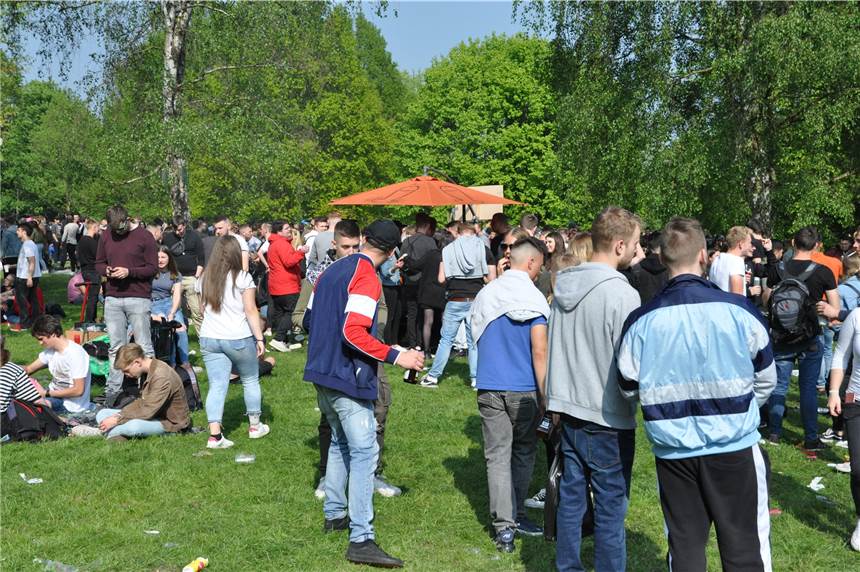 3900 Jugendliche feierten bis zum frühen Abend friedlich, Einsatzkräfte zufrieden Gegen Mittag füllte sich die Grillwiese am Cappenberger See mit feiernden Jugendlichen.