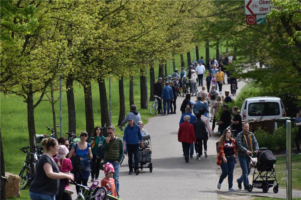 Gegen Mittag waren fast alle Sitzgelegenheiten besetzt, aber immer noch strömten Besucher in Richtung Seepark. Viele von ihnen nutzten das schöne Wette, das bis zum Nachmittag anhielt, für eine Radtour.