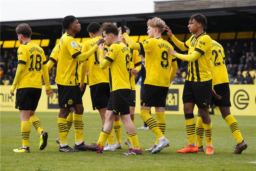 Überraschender Kamara-Einsatz gegen Gladbach: Franzose als Trumpf im Saison-Endspurt? Die Spieler der BVB-U19 bejubeln ein Tor.