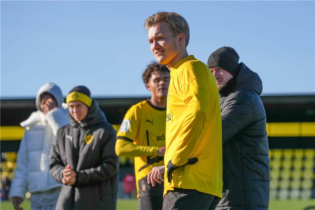 Julian Rijkhoff schaut zur Seite.