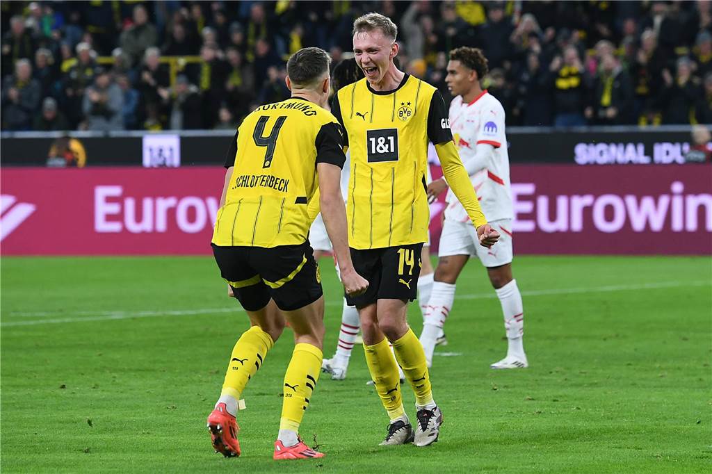 Nach schwierigem in Dortmund: BVB-Profi Maximilain Beier gesteht: „Das war alles nicht so einfach“ Maximilian Beier feiert mit Nico Schlotterbeck ein Tor.
