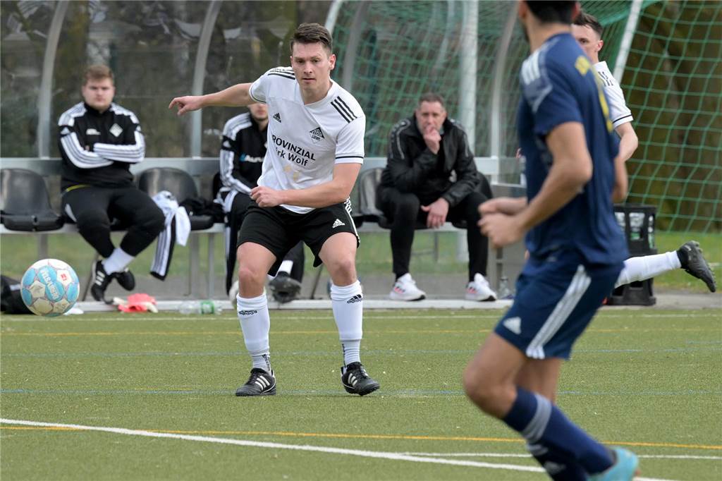 VfB Lünen steckt in einer kleinen Krise Sebastian Pommerin steht auf dem Platz.