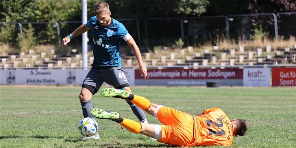 Vier Tore fallen auf Rumpelrasen zwischen SV Sodingen und Wacker Obercastrop Gegen seinen alten Verein, den SV Sodingen, schoss Nico Brehm (l) das 1:0 für Wacker Obercastrop.