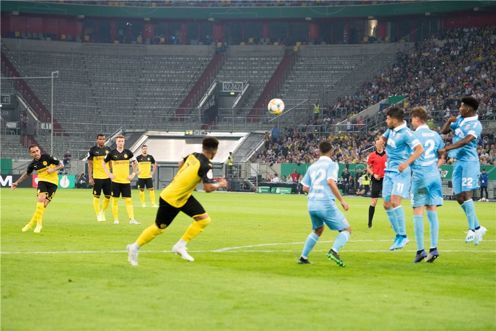 Paco Alcacer - Das Phänomen muss sich beim BVB trotz Mega-Quote noch steigern Gegen Uerdingen traf Paco Alcacer per Freistoß zum 2:0-Endstand.