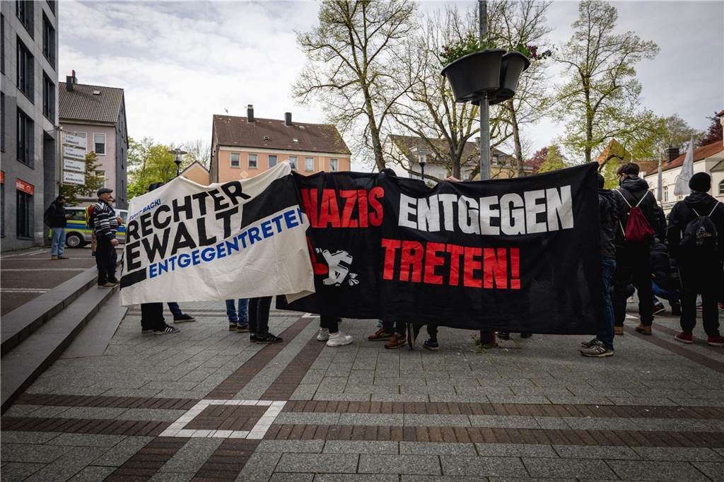 1. Mai in Dortmund wird für Rechtsextreme zum Debakel Gegenprotest aus dem linken und linksextremen Spektrum versammelte sich auf dem Dorstfelder Wilhelmplatz.