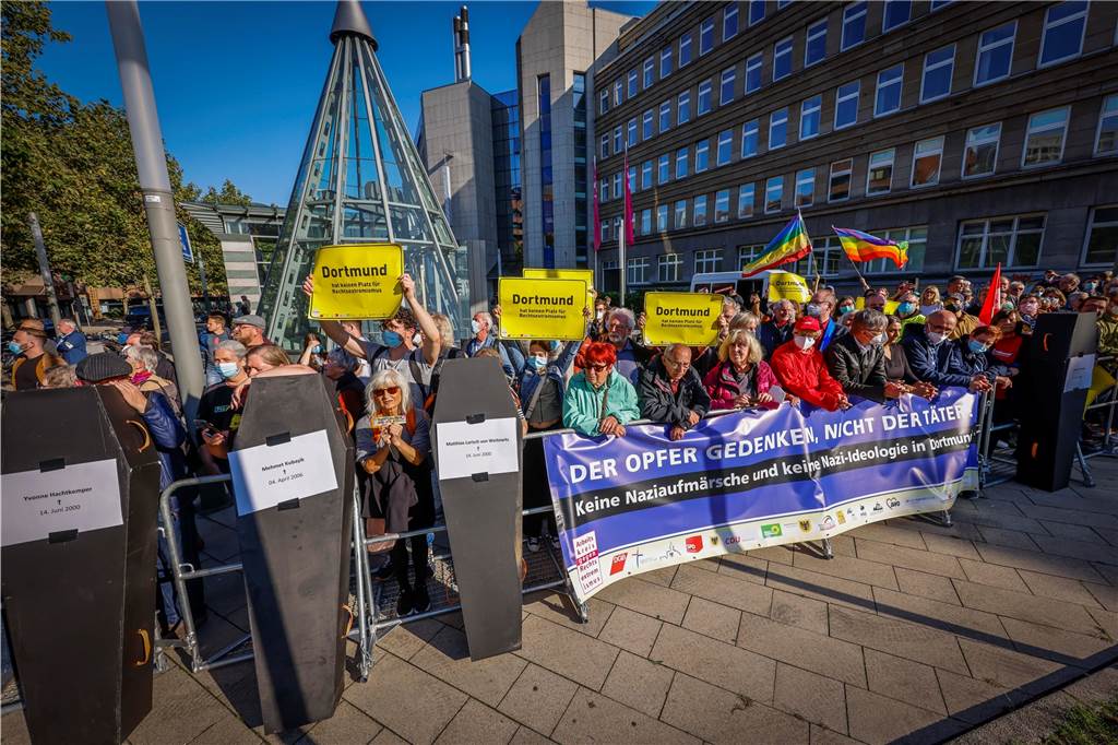 Neonazi-Demo: Knapp 500 Rechtsextremisten zogen durch Dortmund Gegenprotest formierte sich unter anderem am Rande des Walls.