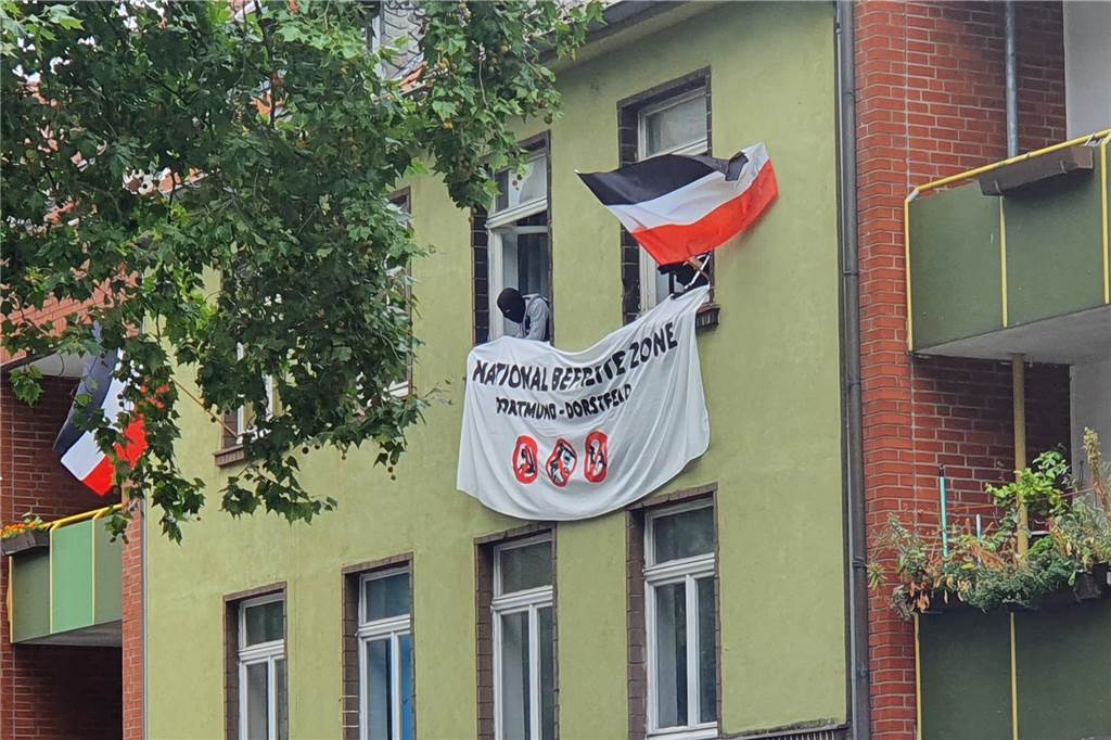 Antifa-Demo mitten durch die City: „Friedlich“ mit Mittelfingern und Beleidigungen Gegenprotest gab es auch von einer Wohnung in Nähe des Wilhelmplatzes.