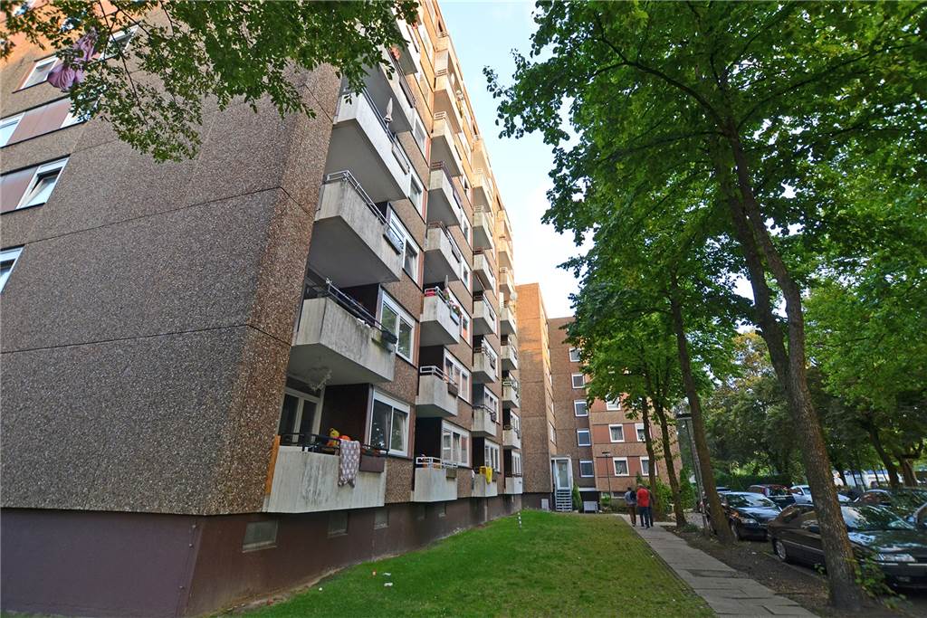 Private Wohnungseigentümer stehen Investor-Mehrheit hilflos gegenüber Gegensätze zwischen Beton und Grün: Die großen Gebäude zeugen vom Wohnungsbedarf der 70er-Jahre. Die Erstbezieher freuen sich auch heute noch über den Zuschnitt ihrer Wohnungen und den mittlerweile alten Baumbestand.