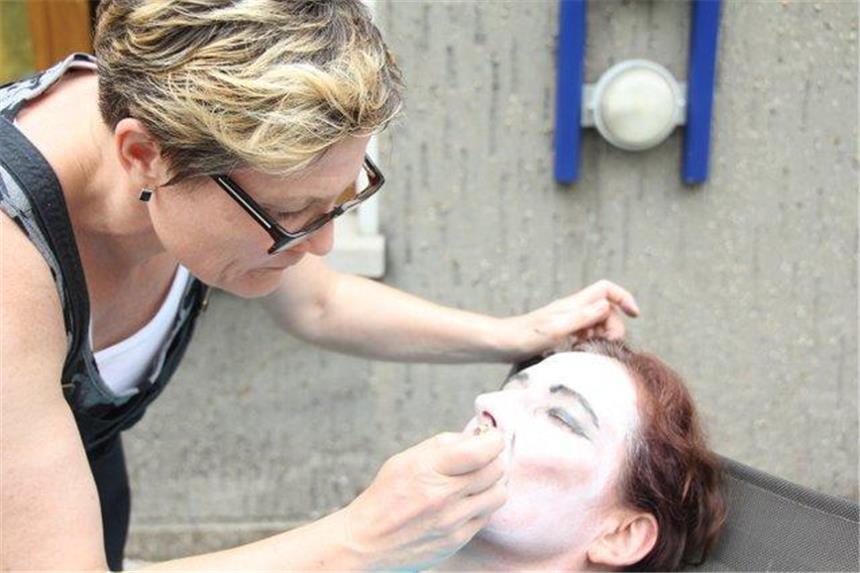 Kreative Frauen verwandelten das Olfonium Gegenseitiges Schminken war ebenfalls teil des Workshops.