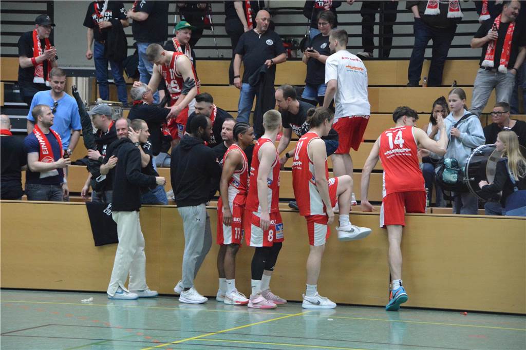 BSV Wulfen muss ins dritte Play-off-Spiel: Entscheidung fällt am Sonntag zuhause Spieler des BSV Wulfen gehen nach der Niederlage in Grevenbroich zu den Fans auf die Tribüne