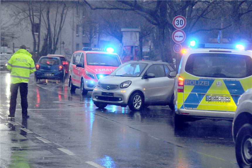 Verletzter Rollerfahrer nach Verkehrsunfall vor dem Ruhrtal-Gymnasium Gegenüber dem Ruhrtal-Gymnasium ereignete sich im Feierabendverkehr am Montagnachmittag (31.1.) der Zusammenstoß.