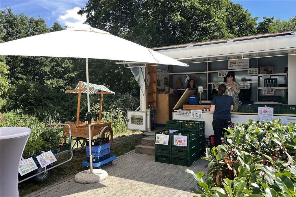 Großes Shopping-Vergnügen in Dortmund: Mini-Markt auf Gut Königsmühle Gegenüber vom Bauwagen steht der Verkaufswagen mit Demeter-Gemüse.