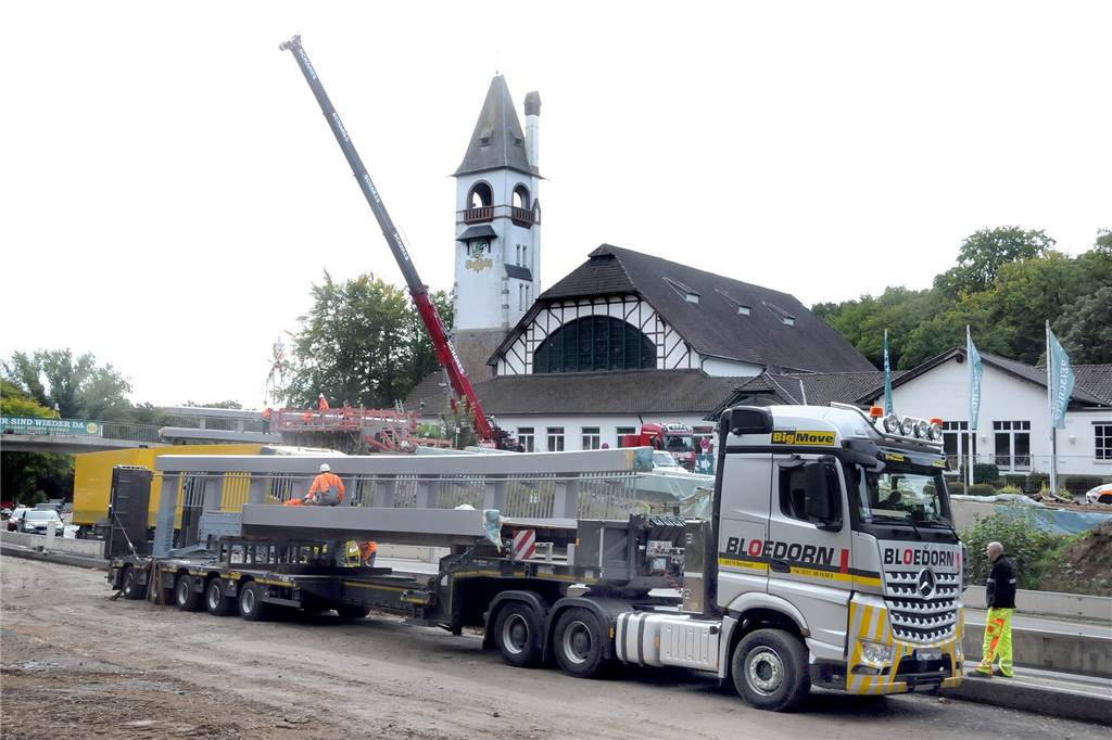 Fußgängerbrücke am Freischütz nimmt Form an: B236 wird komplett gesperrt Gegenüber vom Freischütz wartete bereits ein Tieflader mit einem weiteren Teilelement der Brücke, das später auf der Seite zum Alten Dortmunder Weg hin eingesetzt wurde.