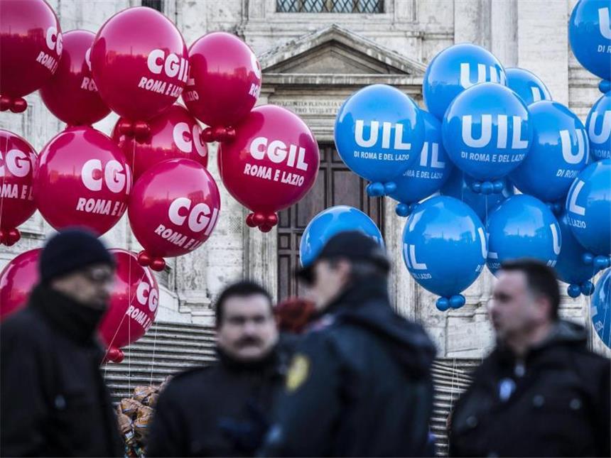 Generalstreik legt Italien teilweise lahm Gegenwind für die Regierung von Matteo Renzi: Streikende in Rom. Foto: Angelo Carconi