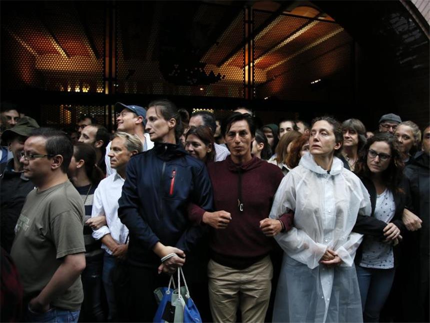 Hunderte Verletzte nach Gewalt bei Katalonien-Abstimmung Gegner der Abspaltung Kataloniens blockieren in Barcelona den Zutritt zu einer Schule, die als Abstimmungslokal des umstrittenen Referendums dienen soll. Foto: Bob Edme
