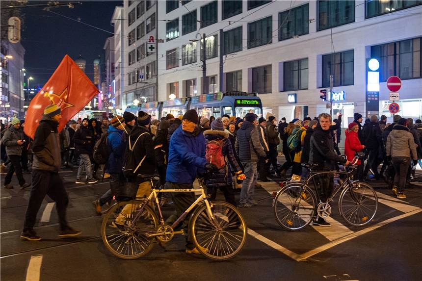 Stadt in NRW verbietet Marsch von Corona-Gegnern Gegner der Corona-Politik ziehen in einem Demonstrationszug durch eine Innenstadt.