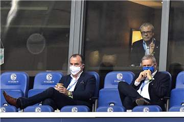 Gehen ab Ende Juni getrennte Wege: Schalkes Finanzvorstand Peter Peters und (davor sitzend) die Aufsichtsräte Clemens Tönnies (l.) und Jens Buchta, hier beim Schalker Heimspiel gegen Werder Bremen.