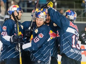 Gehen als Titelverteidiger in die neue DEL-Saison: Die Spieler vom EHC Red Bull München. Foto: Matthias Balk/