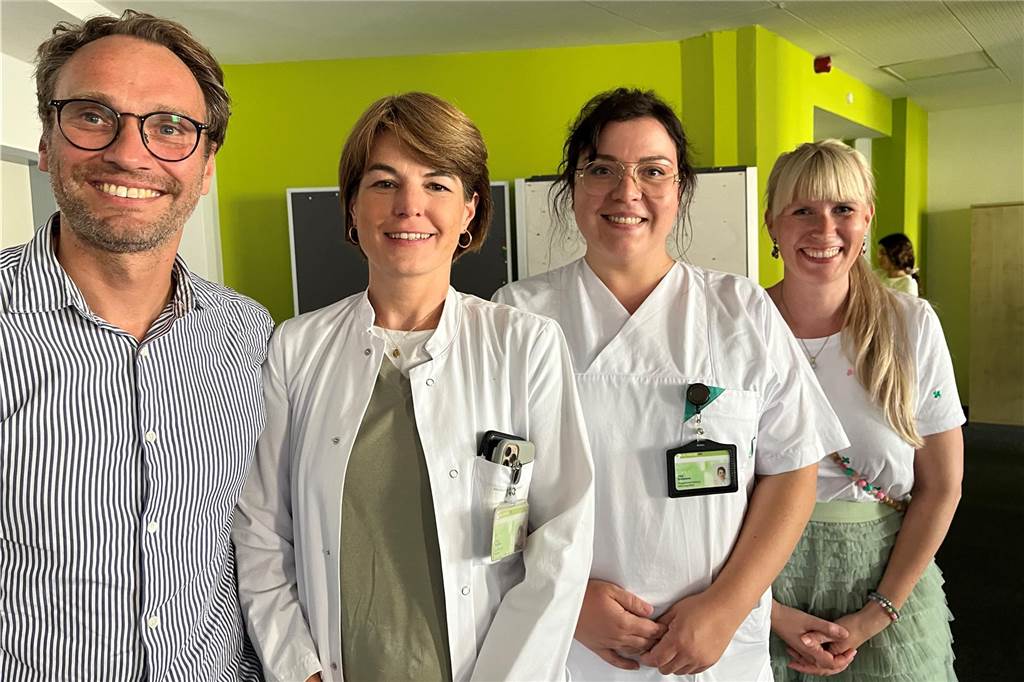 Scharnhorster Schüler lernen im Klinikum, wie man Patienten pflegt Gehen eine Kooperation ein (v.l.): Nadim Al-Madani, Schulleiter der Gesamtschule Scharnhorst, Dr. Nina Günther, Pflegebereichsleiterin Augen und HNO Tina Erdtmann und Pflegewissenschaftlerin Marina Hoffstädte