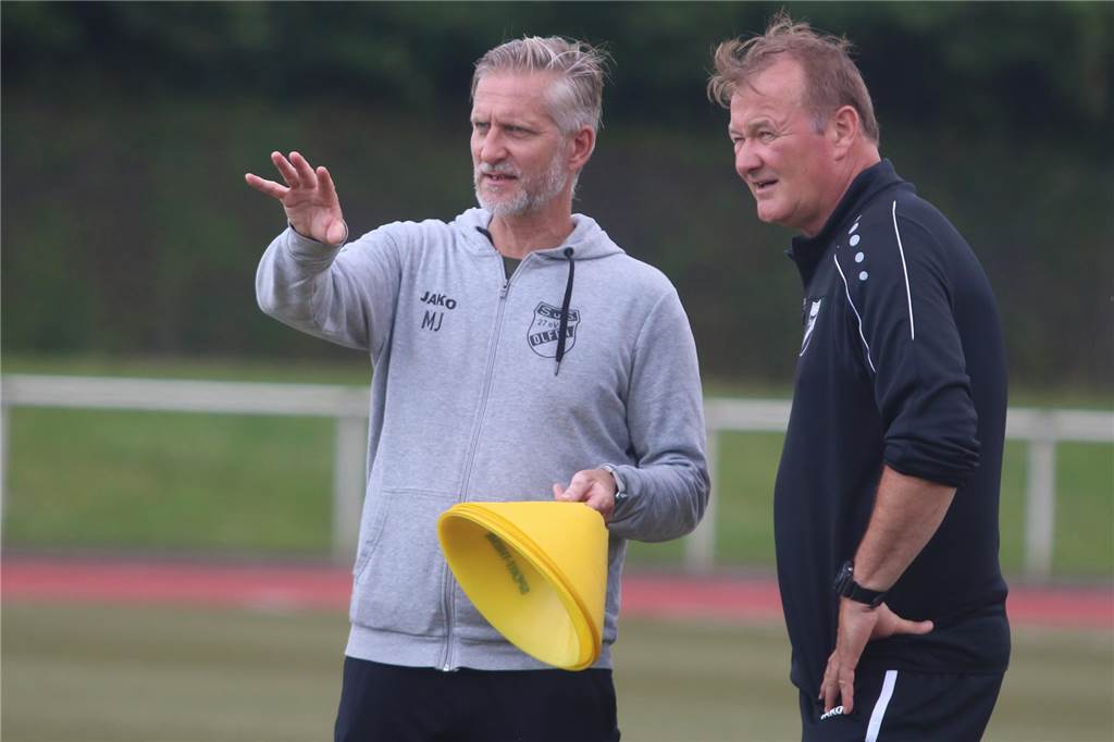 Michael Krajczy: „Haben das Gefühl, dass wir noch nicht fertig sind“ Marco Jedlicka (l.) und Michael Krajczy beim Leiten des Trainings beim SuS Olfen.