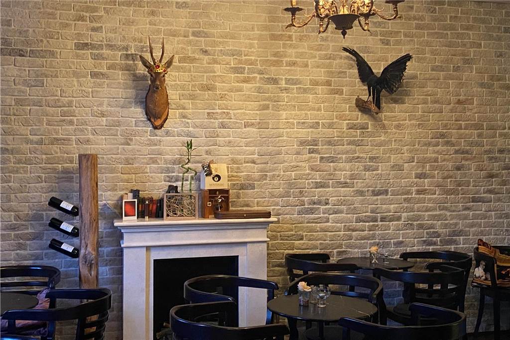 Bar mit ungewöhnlichem Sortiment: Weine aus dem Ex-Ostblock im Fokus Gehobenes Ambiente für "betreutes Trinken"