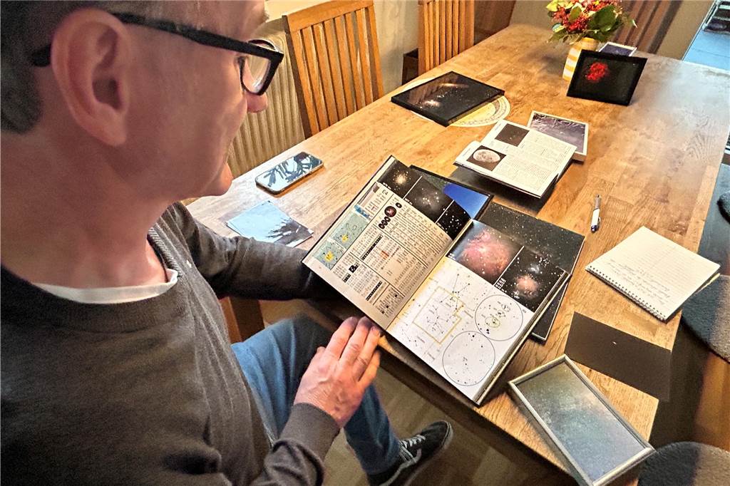 Astro-Fotograf aus Haltern erobert ferne Galaxien Astro-Fotograf Georg Röer aus Haltern blättert in einem Buch über Sterne.