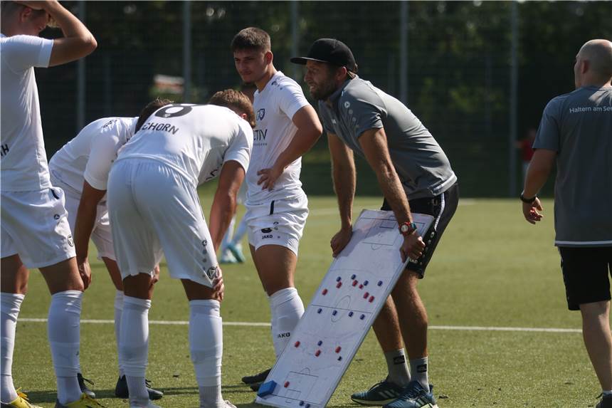 Nützliche Hilfe für Fußballtrainer: DFB bietet kostenloses Taktik-Tool an Gehört ein solches Bild bald zur Vergangenheit? Oliver Bautz vom TuS Haltern am See mit einer Taktiktafel.