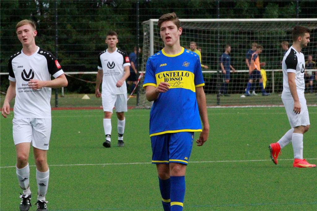 Nächster 16-Jähriger startet beim SV Herbern durch: „Von Innenverteidigung bis Sturm kann der alles“ Gehört mit seinen 16 Jahren ebenfalls zum Stammpersonal in der Herberner A-Jugend: Luis Dombrowski (M.).