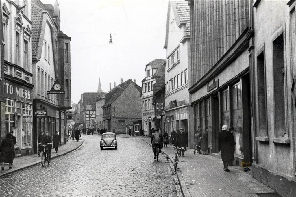 Leser-Umfrage: Ist die Lüner Innenstadt tot oder erlebnisreich? Gehsteige, Kopfsteinpflaster und der gute alte VW Käfer: Ein Blick in die Lange Straße im Jahr 1956. Seitdem hat sich die Innenstadt deutlich verändert.