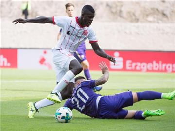 Geht ab sofort für Hannover 96 statt für Fortuna Düsseldorf auf Torejagd: Ihlas Bebou (l). Foto: Sebastian Kahnert