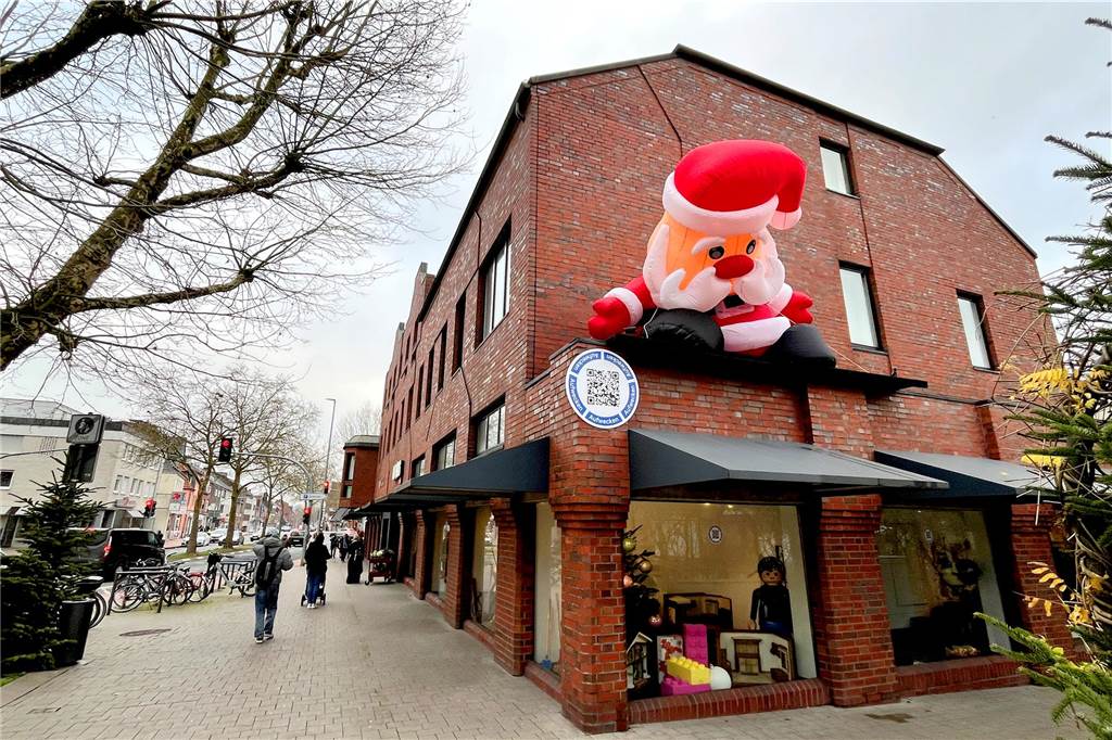Ahauser Innenstadt-Händler hadern mit dem Weihnachtsgeschäft Geht dem Weihnachtsmann in Ahaus die Puste aus? Die große Luftfigur am Aufhaus lässt sich per QR-Code und Smartphone aufrichten. Das Weihnachtsgeschäft wird von den Ahauser Händlern sehr unterschiedlich gesehen.