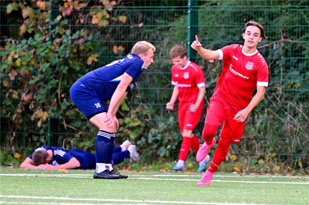 Auf der Suche nach Leichtigkeit: Flaesheims Adrian Weinhold über Druck und ambitionierte Ziele Geht es nach Adrian Weinhold, jubelt er in dieser Saison noch häufiger im Trikot von Concordia Flaesheim. Der Offensivspieler hat ambitionierte Ziele.