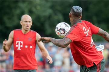 Geht es nach Arjen Robben (l) soll Jérôme Boateng beim FC Bayern München bleiben. Foto: Peter Kneffel