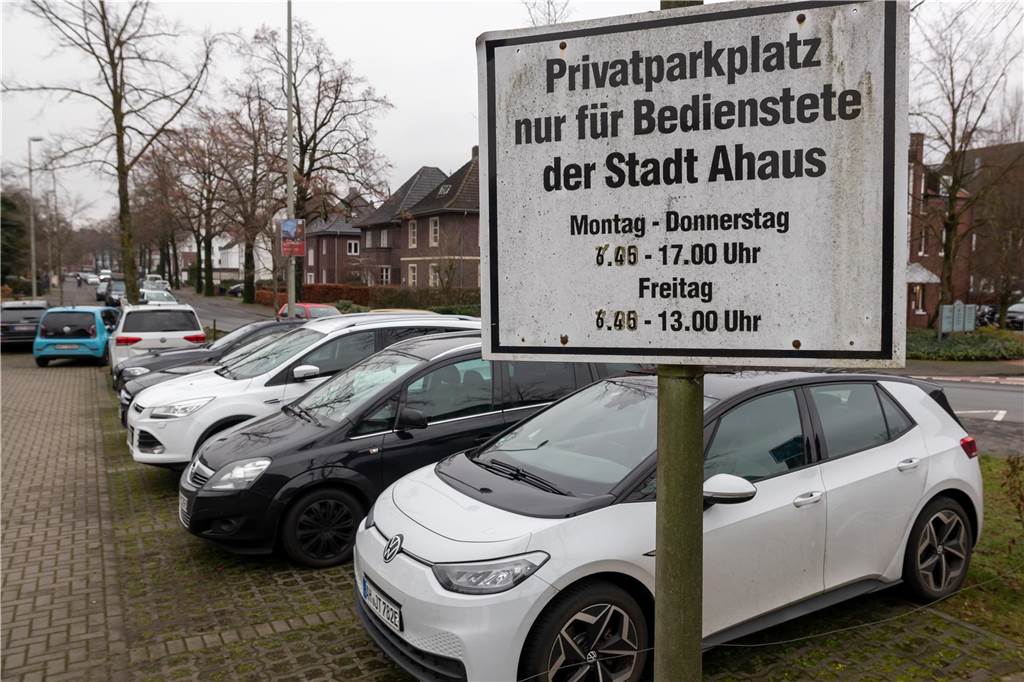 Städtische Tiefgaragen bald kostenlos, „Premium-Parkplätze“ deutlich teurer Ein Schild weist auf einen Privatparkplatz für Bedienstete der Stadt Ahaus hin