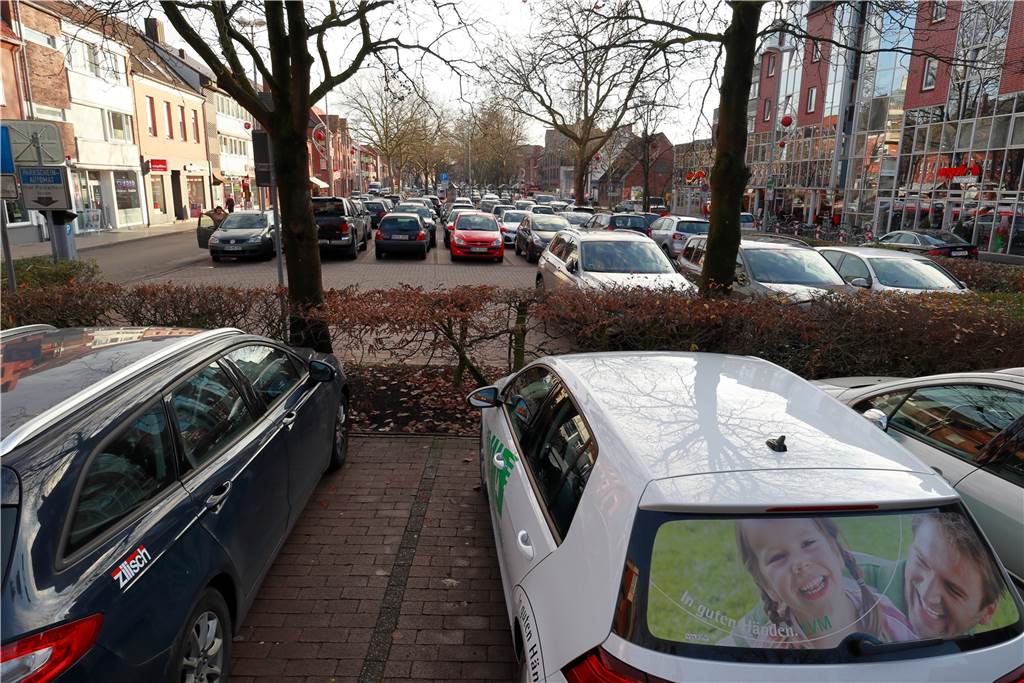 Pläne für Ahauser Wallstraße: Promenade, Außengastronomie und deutlich weniger Parkplätze Geht es nach dem Siegerentwurf, wird nicht mehr in der Mitte der Wallstraße geparkt.