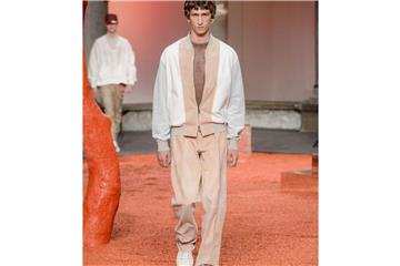 Geht es nach den Modedesignern tragen Männer künftig wieder sehr weite Hohe, voluminöse Blousons und darunter das Netzshirt. Ermenegildo Zegna macht es zum Beispiel vor (Jacke 4.990 Euro, Shirt 450 Euro, Hose 4.950 Euro, Schuhe 395 Euro). Foto: Ermenegildo Zegna/dpa