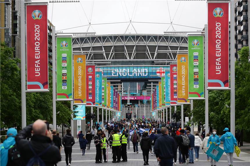 Trotz steigender Corona-Zahlen: UEFA erhöht den Druck auf London Geht es nach der UEFA, sollen für die K.o.-Runde in Wembley bis zu 45.000 Zuschauer zugelassen werden.