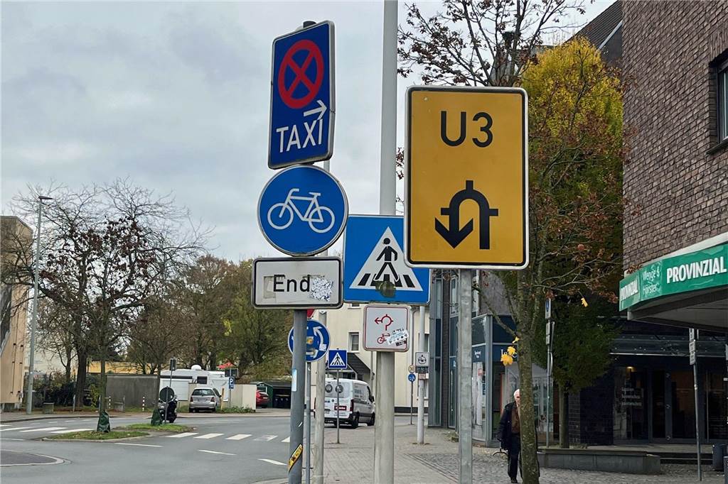 An Kamener Straße steht das am häufigsten missachtete Verkehrsschild Geht in der Schilderflut fast unter: das Taxi-Zeichen am Kreisverkehr vor dem Kino in Werne.