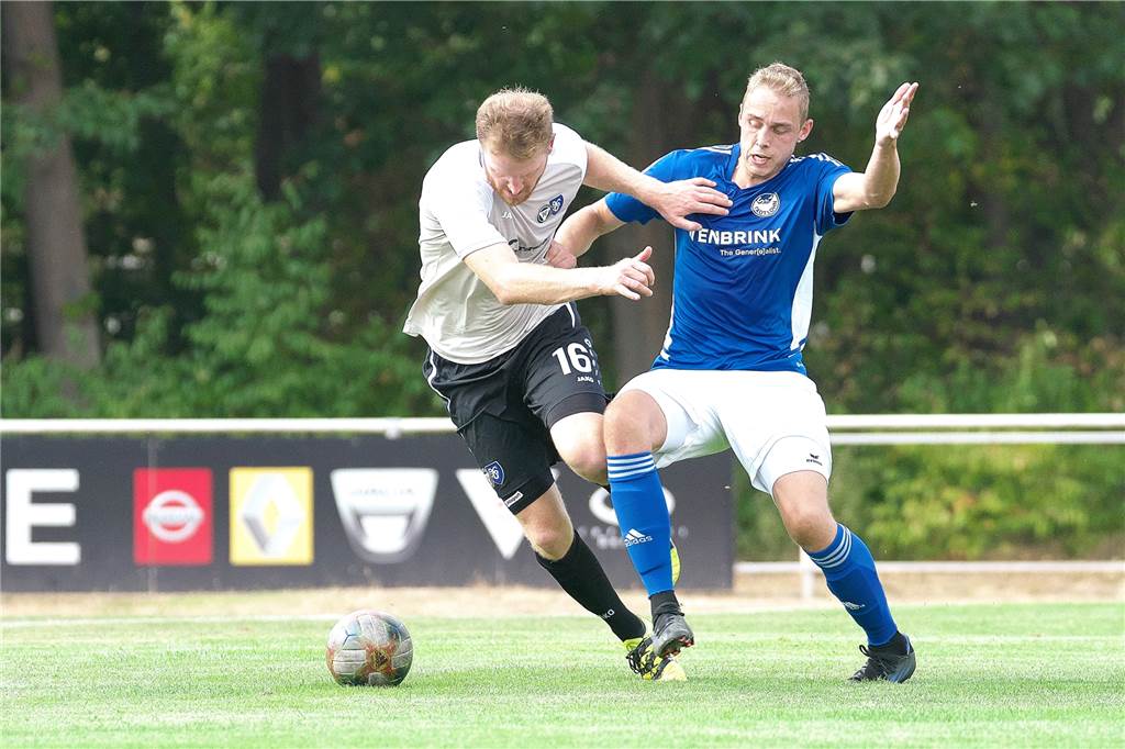 Halterner Traum-11: Tobias Becker setzt auf ein Ehepaar und viele Ü30-Spieler Geht keinem Zweikampf aus dem Weg und soll auch in Tobias Beckers Elf für Sicherheit im Zentrum sorgen: Marian Göcke (l.).