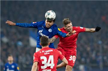 Geht keinem Zweikampf aus dem Weg: Weston McKennie (Mitte) beim Kopfballduell.
