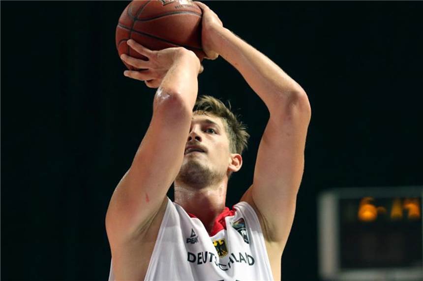 Basketball-Nationalspieler Pleiß geht nach Istanbul Geht künftig in der Türkei auf Korbjagd: Tibor Pleiß. Foto: Ina Fassbender