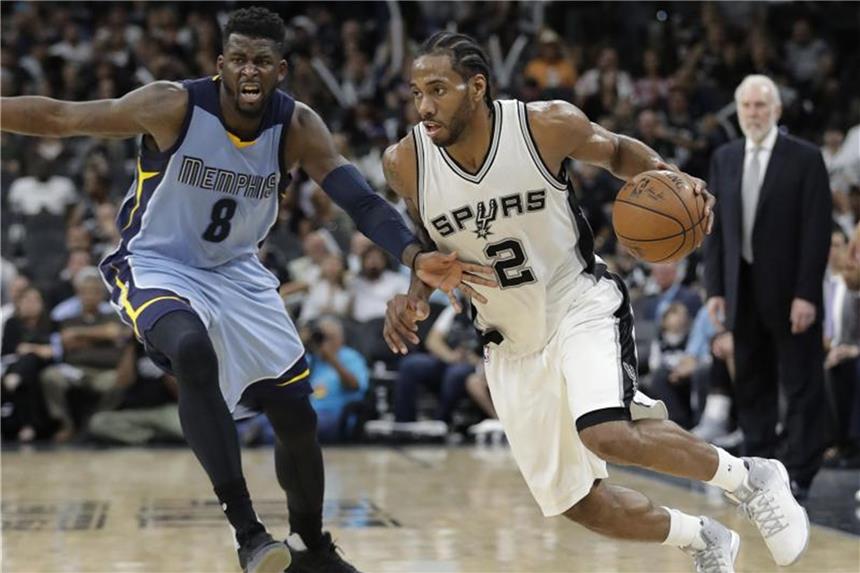 NBA: Leonard beendet Spekulationen mit Wechsel zu Toronto Geht künftig in Toronto auf Körbejagd: Kawhi Leonard (r). Foto: Eric Gay/AP