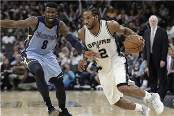 Geht künftig in Toronto auf Körbejagd: Kawhi Leonard (r). Foto: Eric Gay/AP