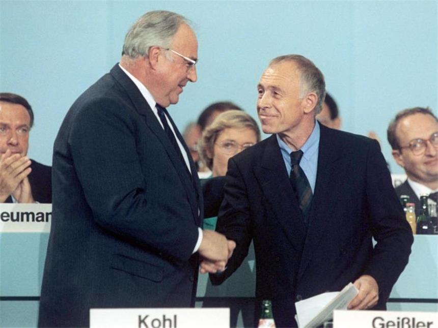 CDU-Urgestein Heiner Geißler ist tot Geißler gratuliert 1989 auf dem Bundesparteitag der CDU in Bremen Bundeskanzler Helmut Kohl nach dessen Rede. Die fast gleichaltrigen Geißler und Kohl waren beide Machtmenschen, Spannungen waren da vorprogrammiert. Foto: dpa