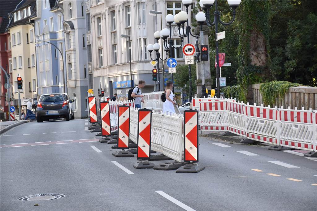 Stadt Dortmund lässt Tunnel an B1 graben: Warum Blindgänger-Untersuchungen Monate dauern können Geisterbaustelle auf der Möllerbrücke: Für den Autoverkehr war in Richtung B1 zeitweise nur noch halb so viel Platz.