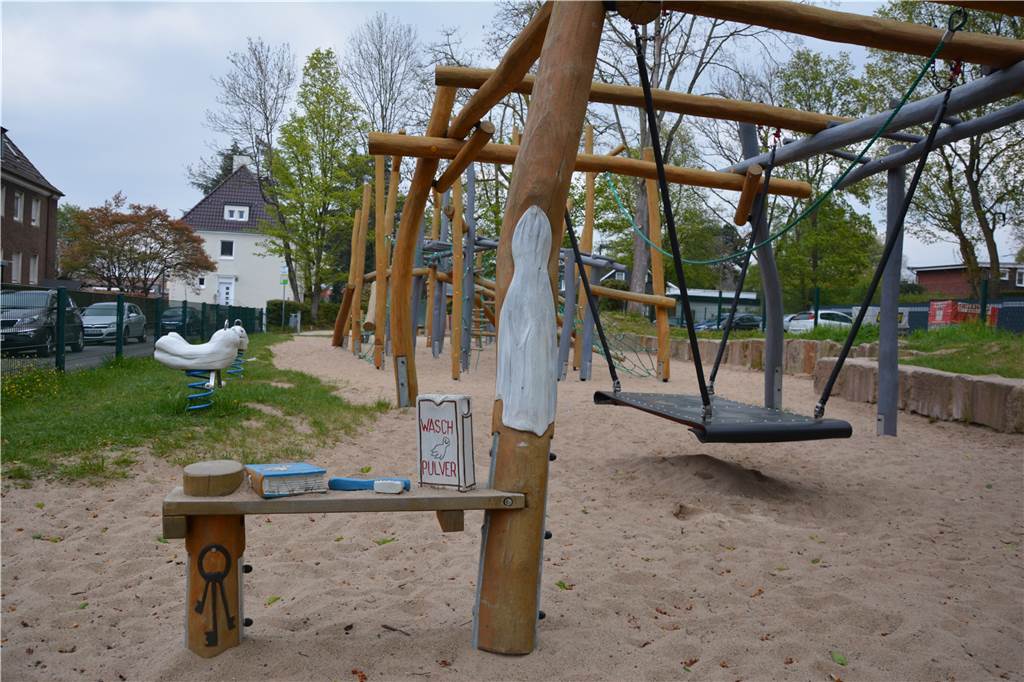 Dortmunder Spielplatz überzeugt mit Geisterbahn-Stil – und ganz neuen Geräten Geisterstunde in der Akazienstraße: Der Spielplatz ist detailreich gestaltet und bietet viele Klettermöglichkeiten.