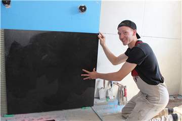 Gekonnt werden auch große Fliesen an die Wand gebracht.