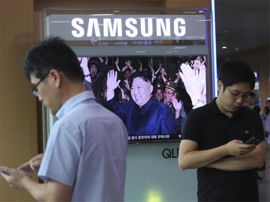 Trump beharrt auf "Feuer-und-Wut"-Äußerung Gelassenheit in Seoul: Während ein Fernsehsender über einen nordkoreanischen Raketentest berichtet, studieren Pasanten in aller Ruhe ihre Smartphones. Foto: Ahn Young-Joon