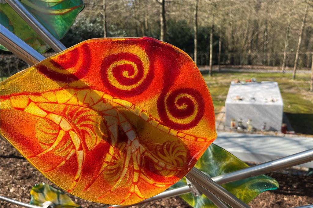 Kunst-Installation an Gedenkstätte als „Zeichen der unendlichen Liebe“ Eines der Glas-Blätter an der Gedenkstätte für die Opfer des Germanwings-Absturzes auf dem Sundernfriedhof in Haltern.