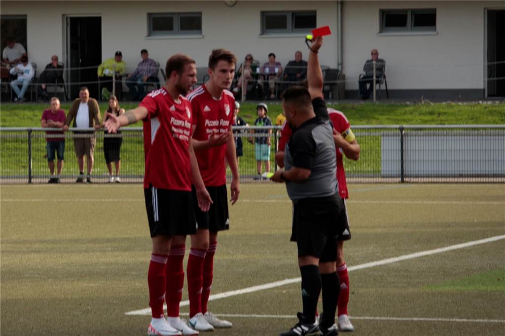 Körne-Coach wütet gegen Schiri: SSV Mühlhausen profitiert von Ampelkarte und dreht das Spiel Gelb-Rote Karte für Lorenz Gründel.
